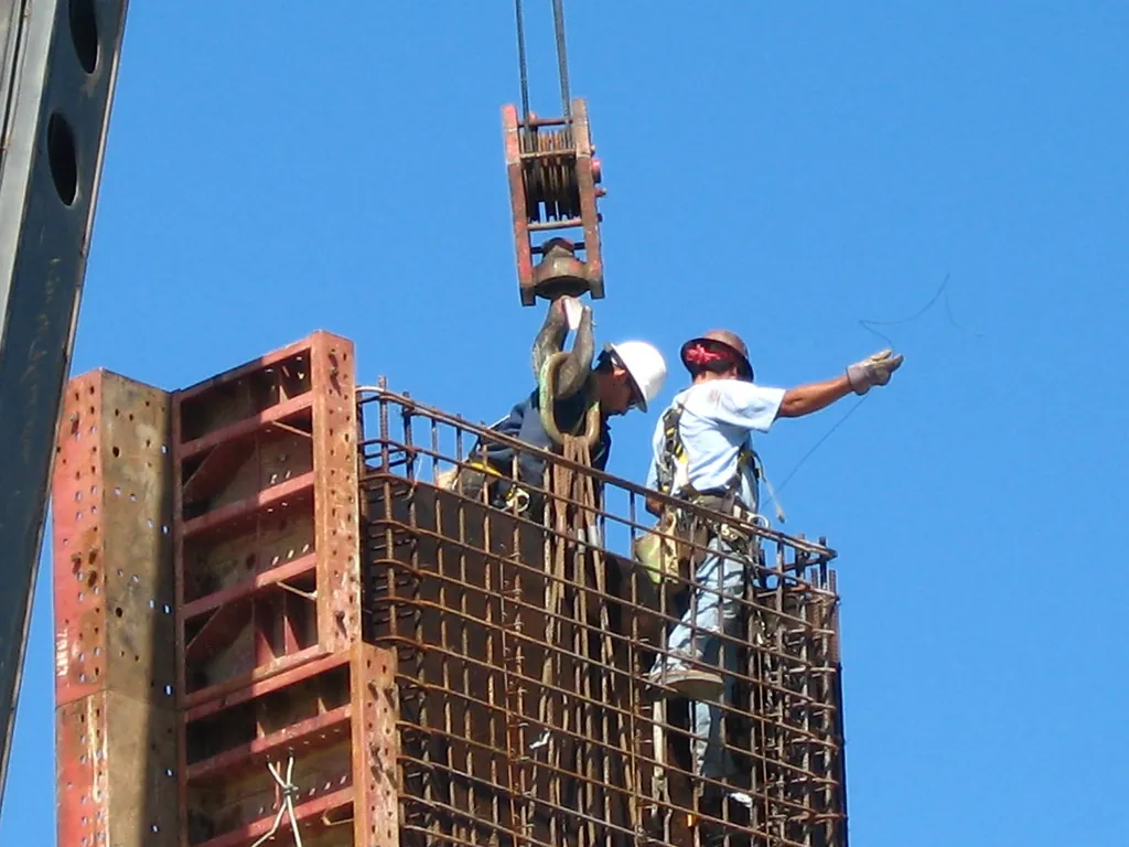 Equipo de trabajo con equipo de protección personal en obra