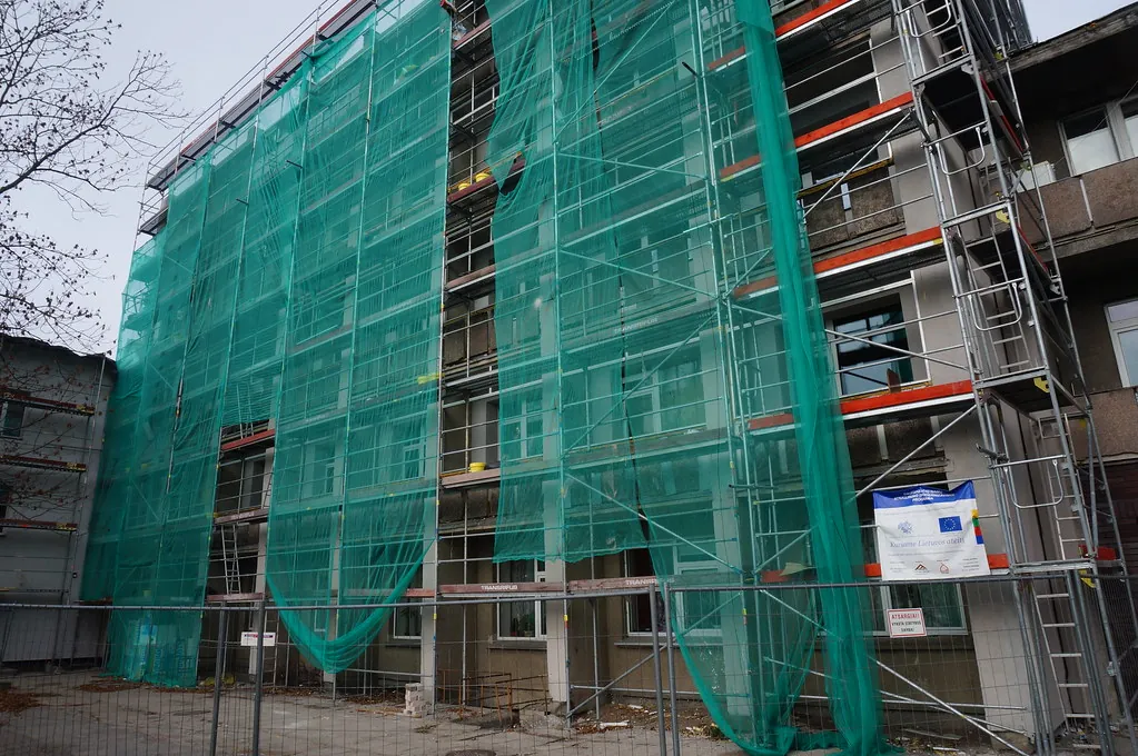 Fachada de edificio en proceso de rehabilitación con andamiaje